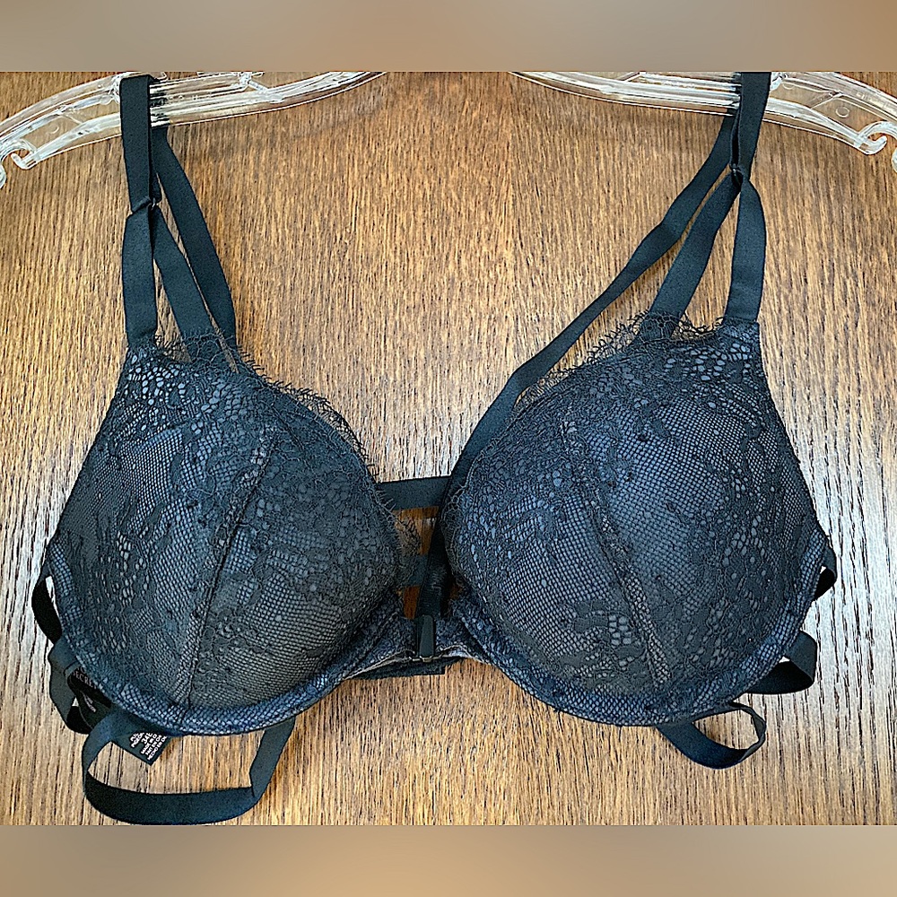 Victoria’s Secret lacy Push-up Bra with front opening clasp and back straps 34B